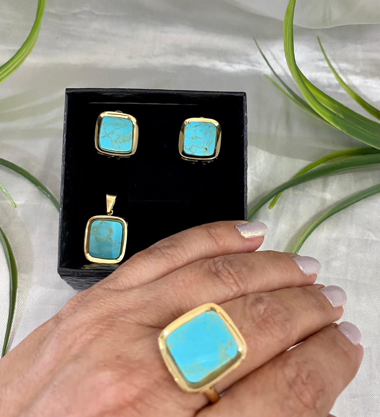 Juego de Arete, anillo y dije Acua, cuadro TV