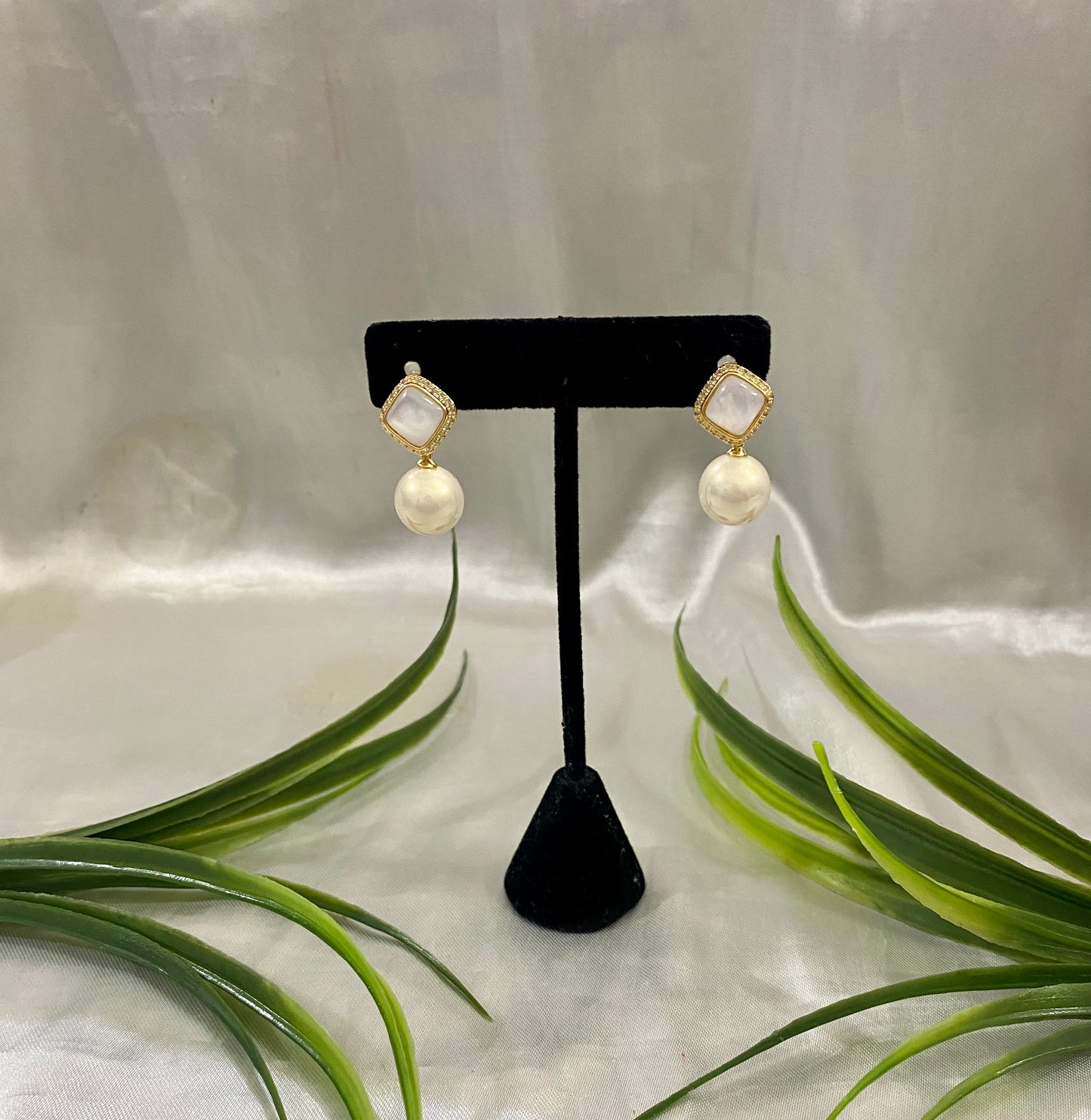 Arete Rombo blanco con Perla colgante