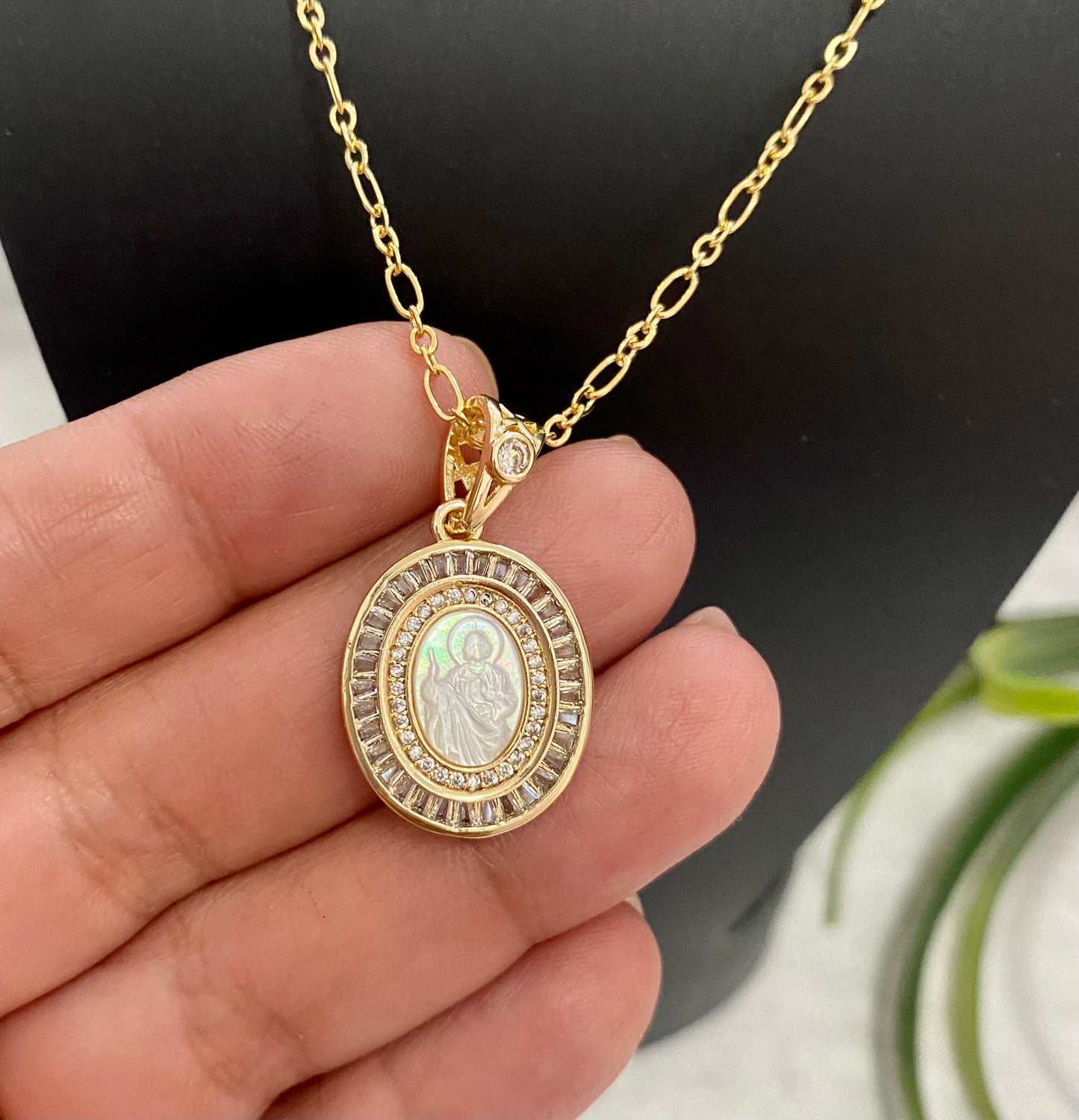 Cadena con dije de San Judas en Perla Madre ovalada