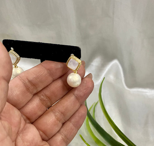 Arete Rombo blanco con Perla colgante