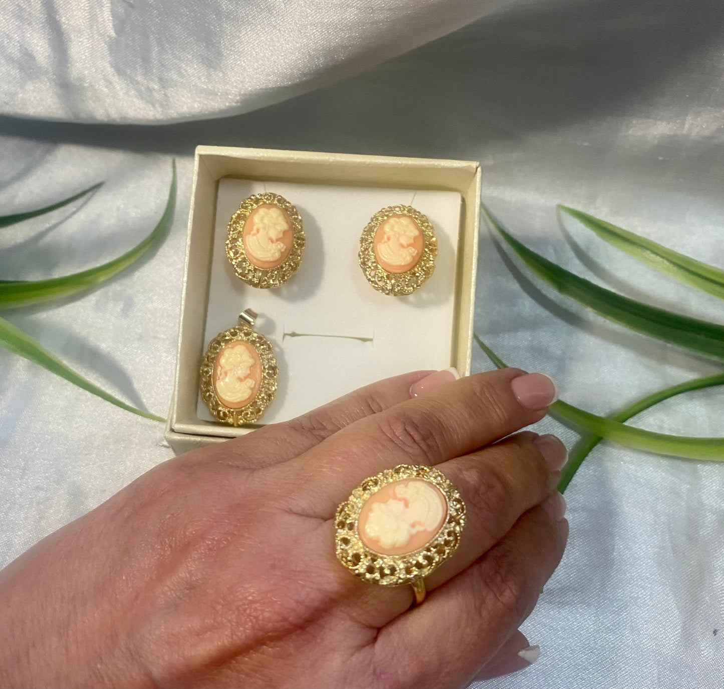 Juego de Aretes, anillo y dije dé Camafeo