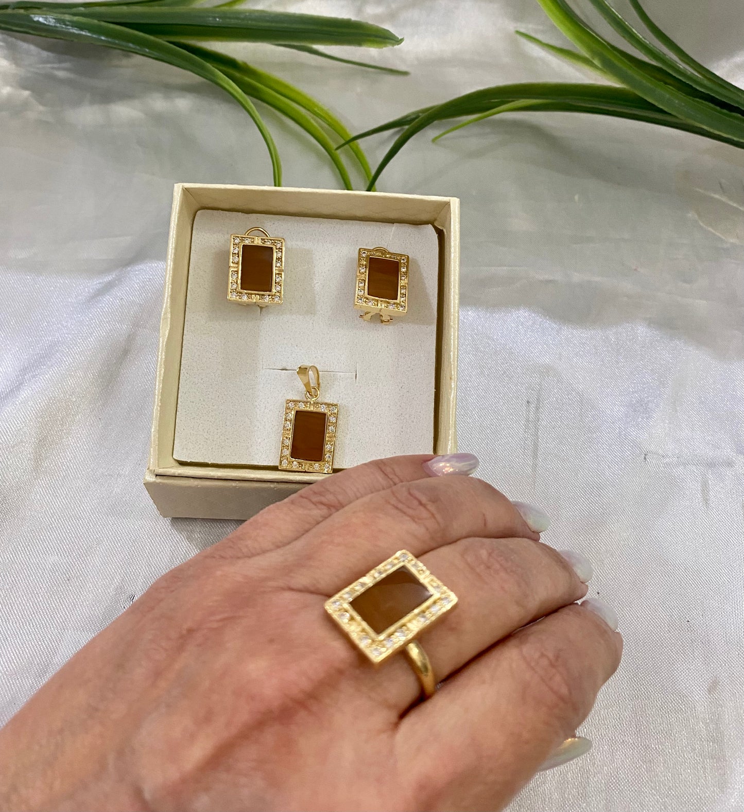 Juego de aretes, anillo y dije cuadrado con piedra y bisel Zirconia