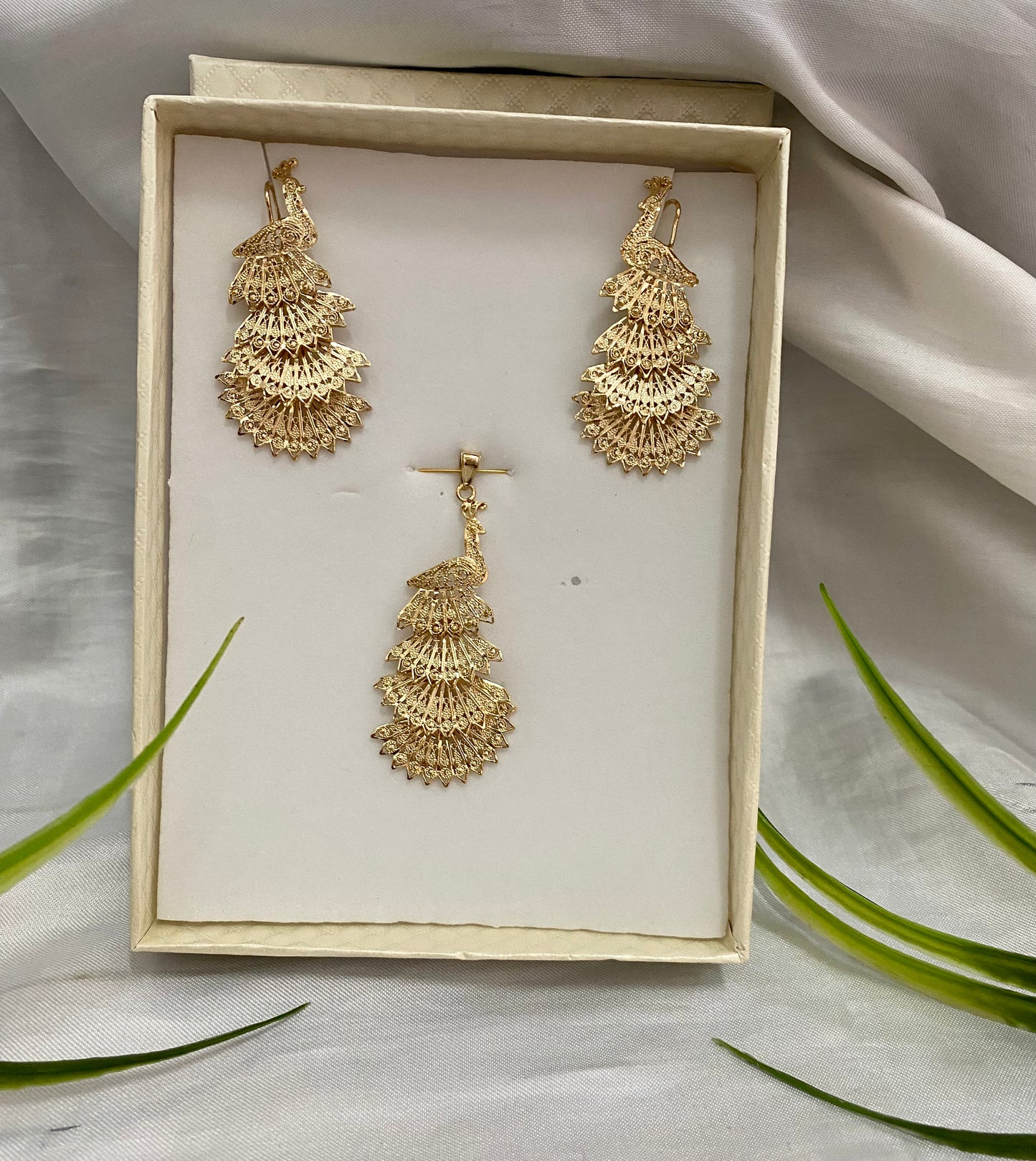 Juego de Aretes y Dije de Pavo filigrana 4 colas