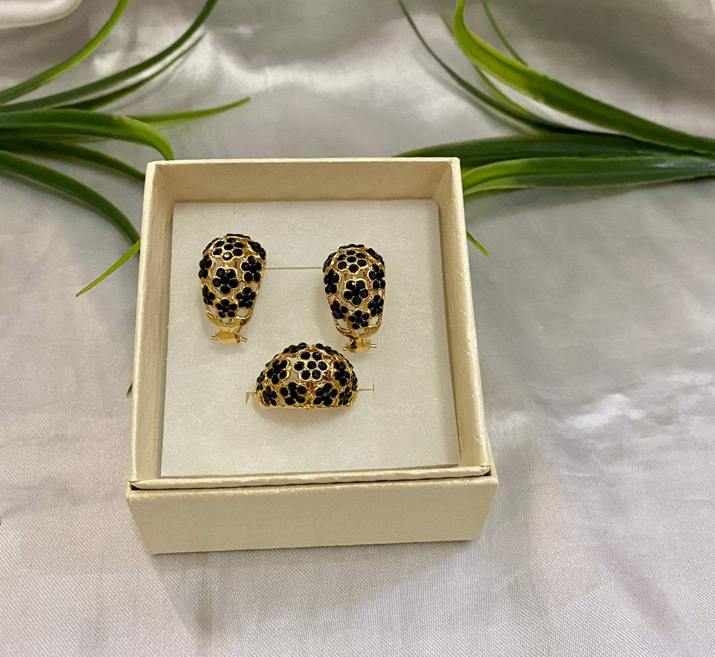 Juego de aretes y anillo cúpula flor