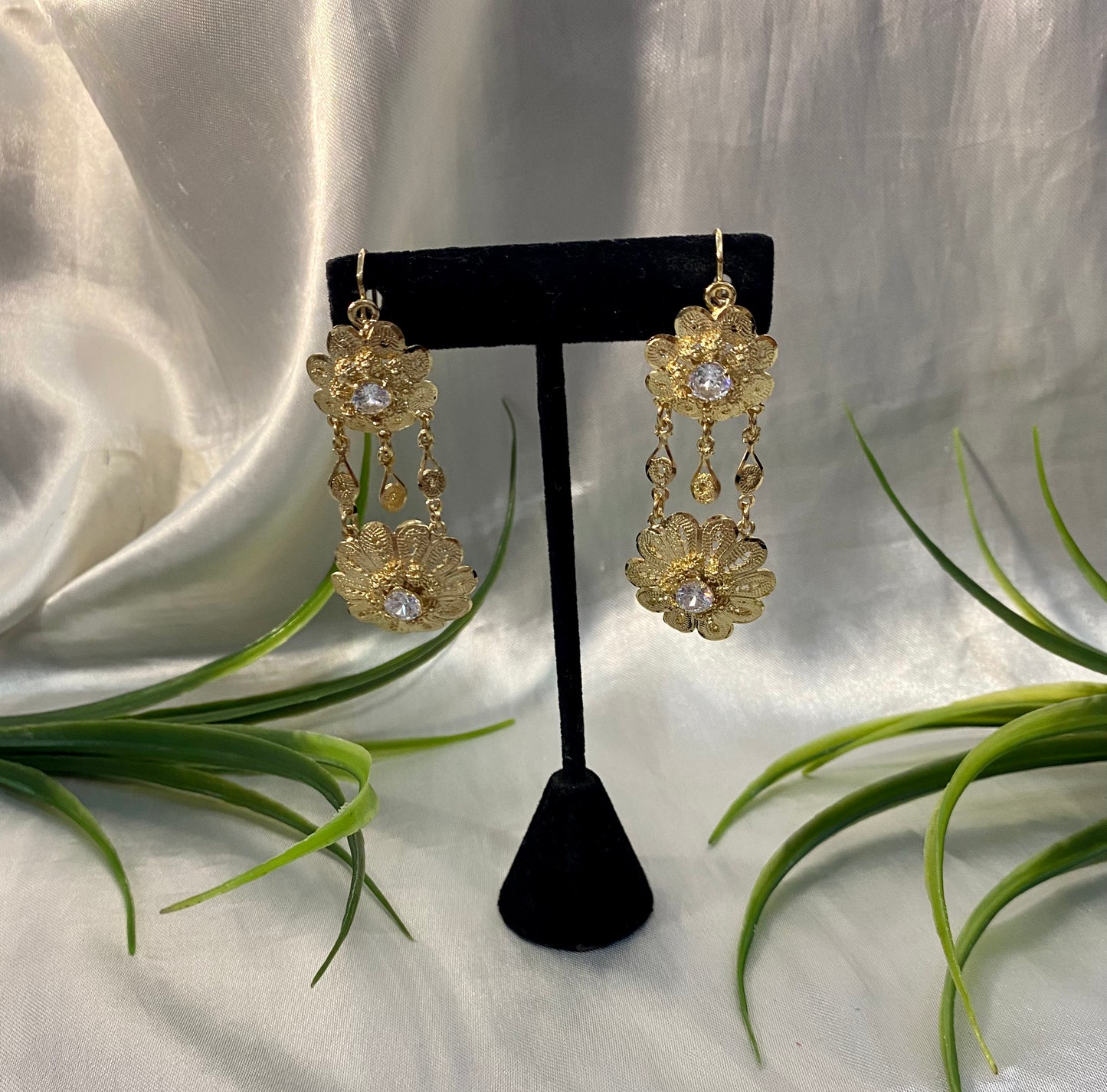 Arete Flor dos medidas zirconia