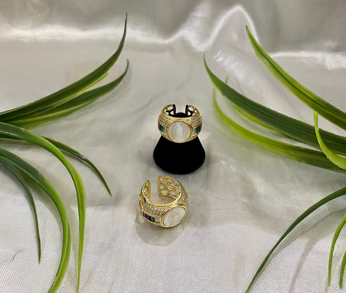 Anillo con Virgen de Gpe, baguette colores