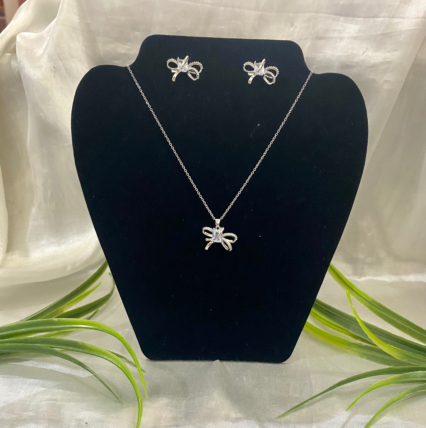 Juego de collar y aretes de moño Zirconia en Dorado y Rodio