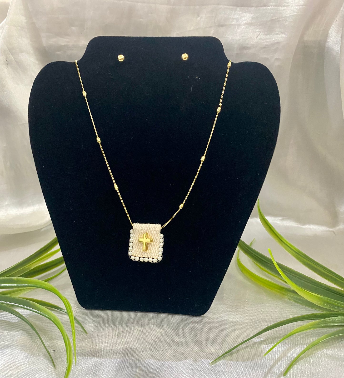 Juego de Collar Escapulario cruz con aretes