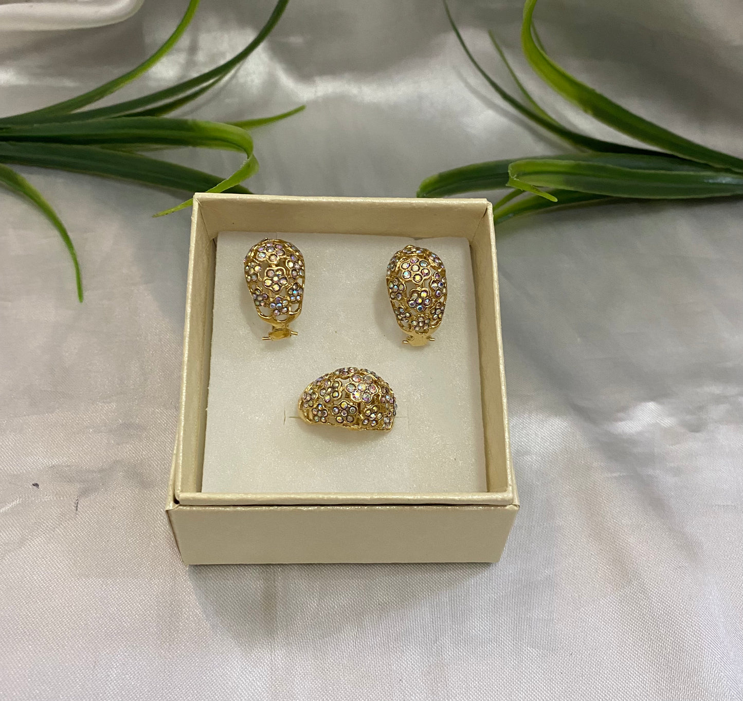 Juego de aretes y anillo cúpula flor
