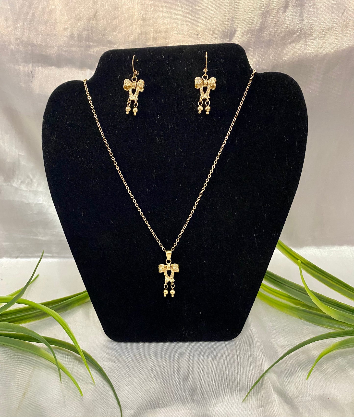 Juego de Cadena con aretes de moño, Chapa de oro