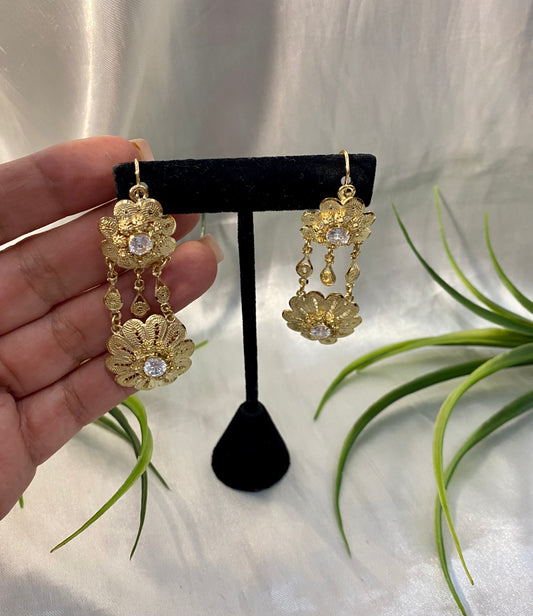 Arete Flor dos medidas zirconia