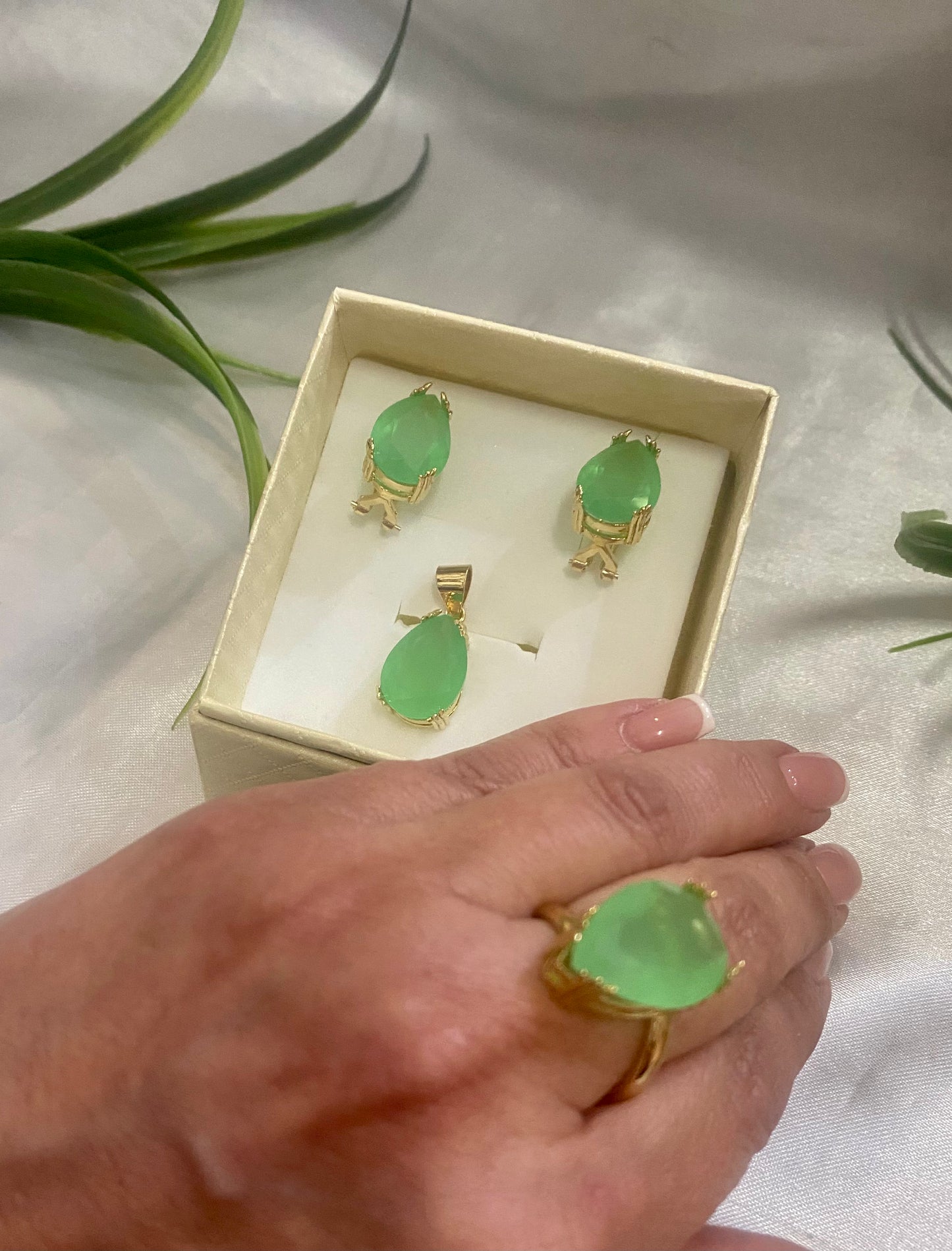 Juego de Aretes,anillo y dije de gota con uñas 18x3