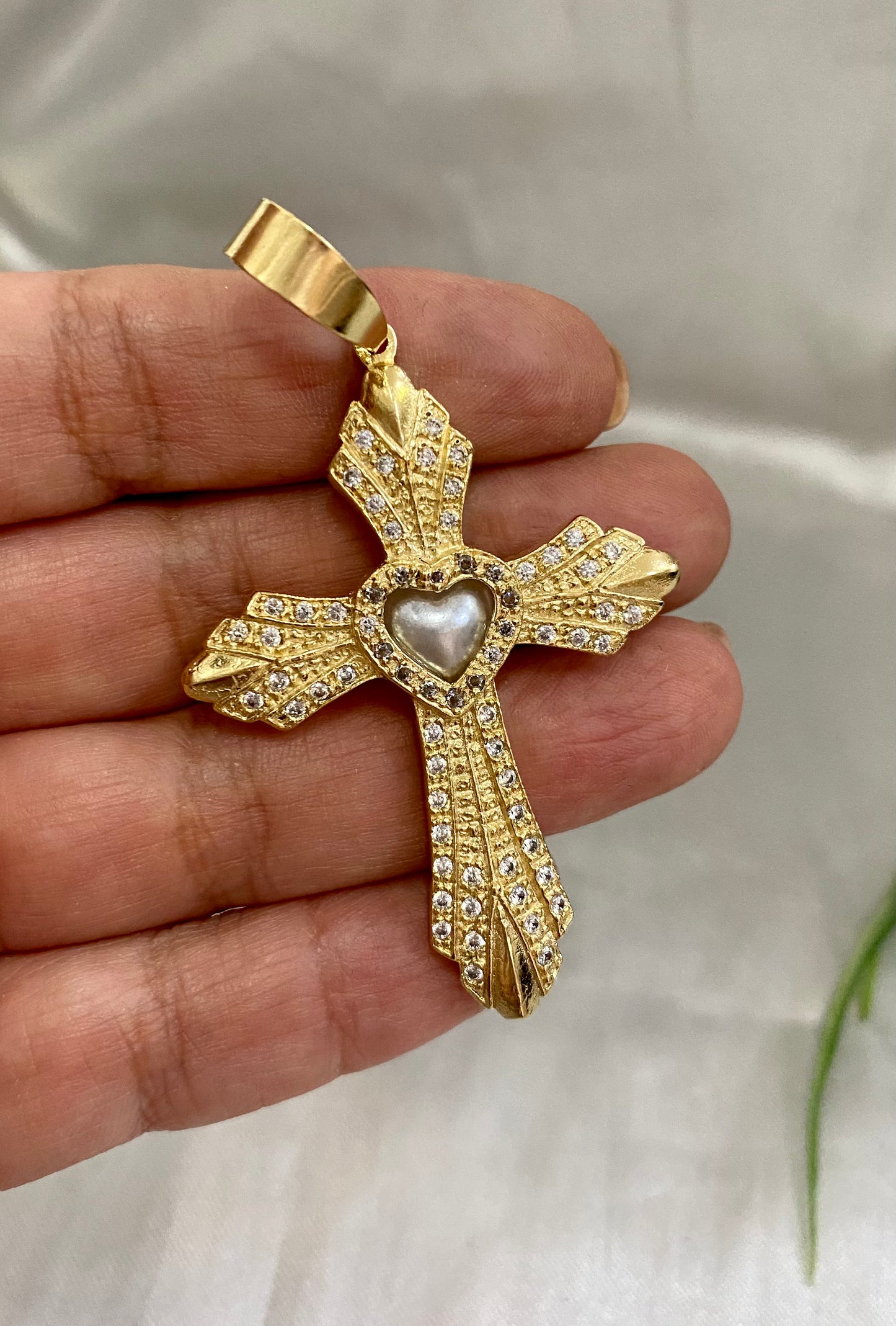Dije de Cruz con Perla de corazón