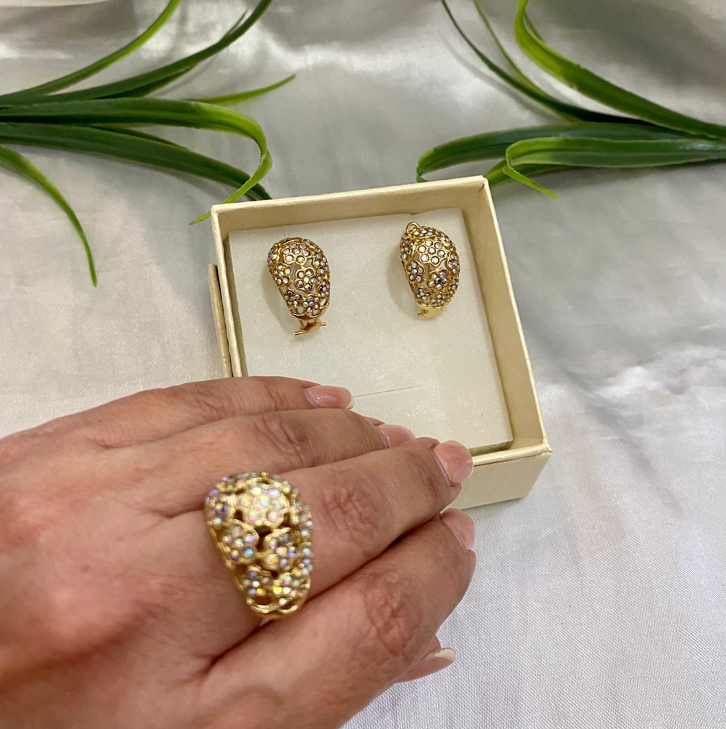 Juego de aretes y anillo cúpula flor
