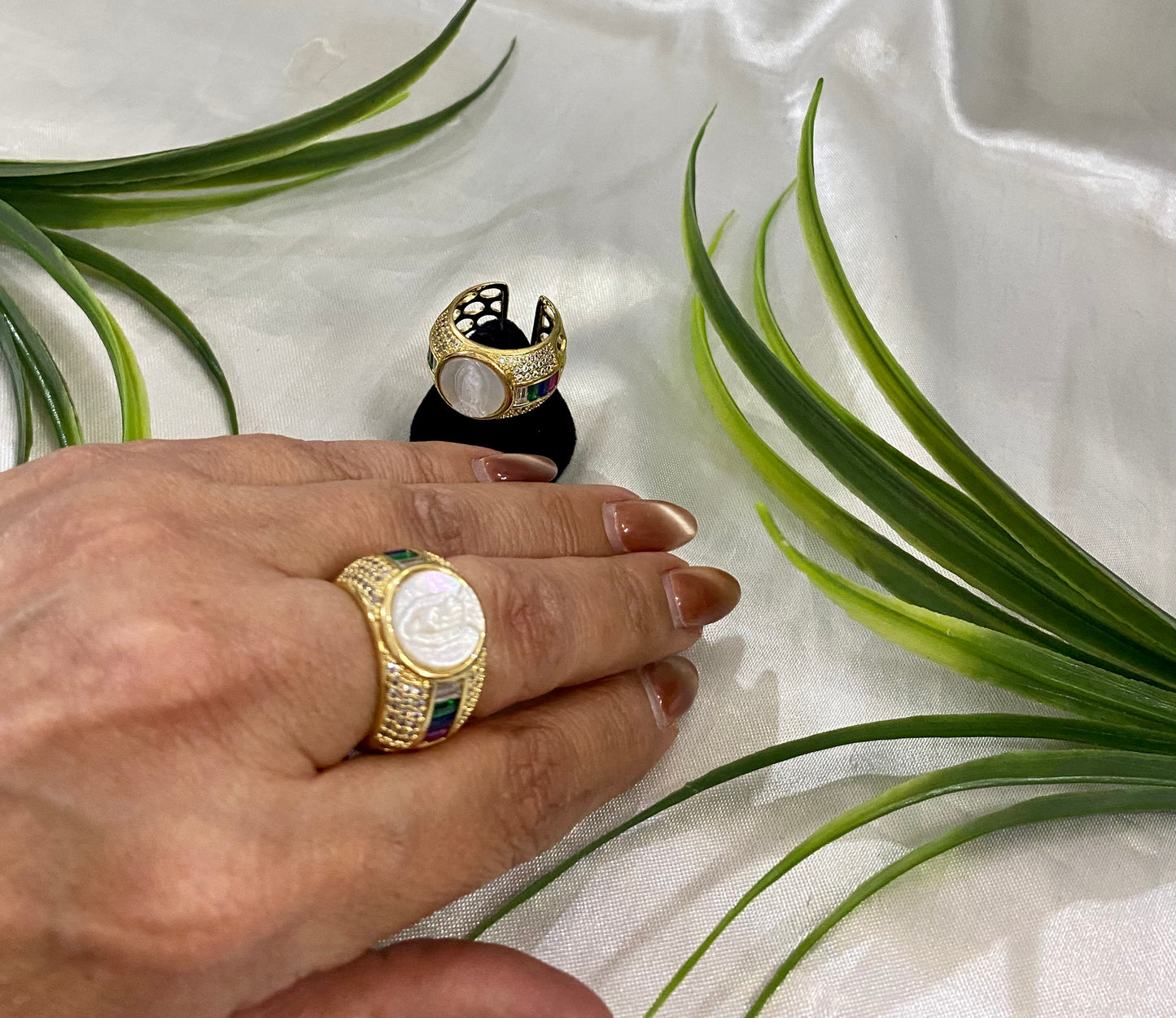 Anillo con Virgen de Gpe, baguette colores