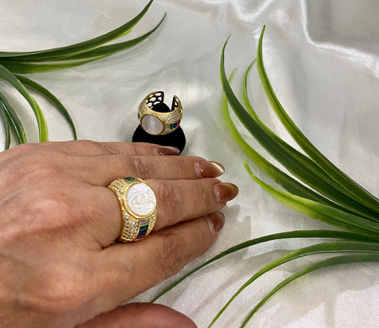 Anillo con Virgen de Gpe, baguette colores