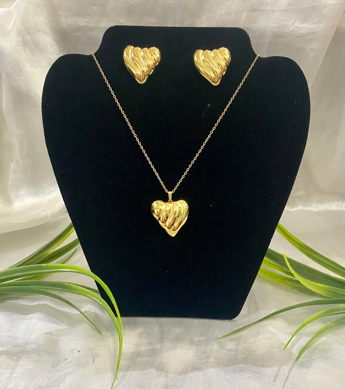 Juego de collar y aretes con corazón ondulado