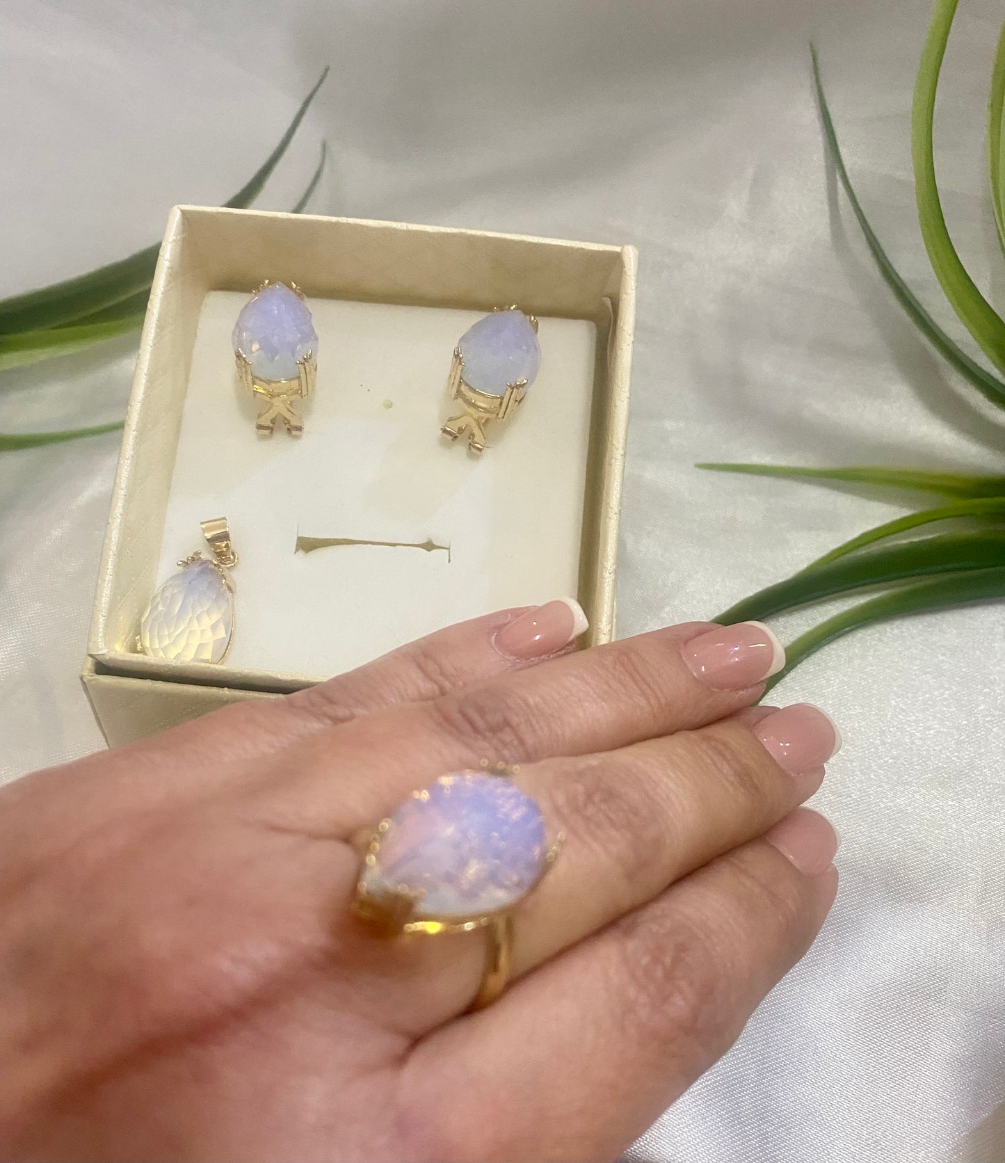 Juego de Aretes,anillo y dije de gota con uñas 18x3