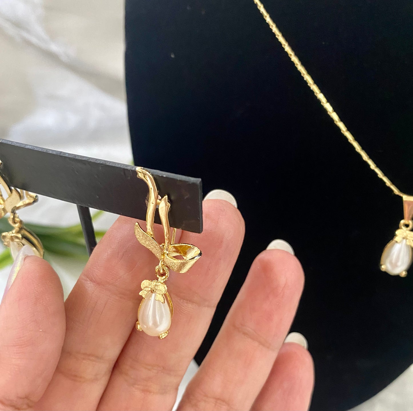 Juego de collar y aretes Aspa con Perla 13x9