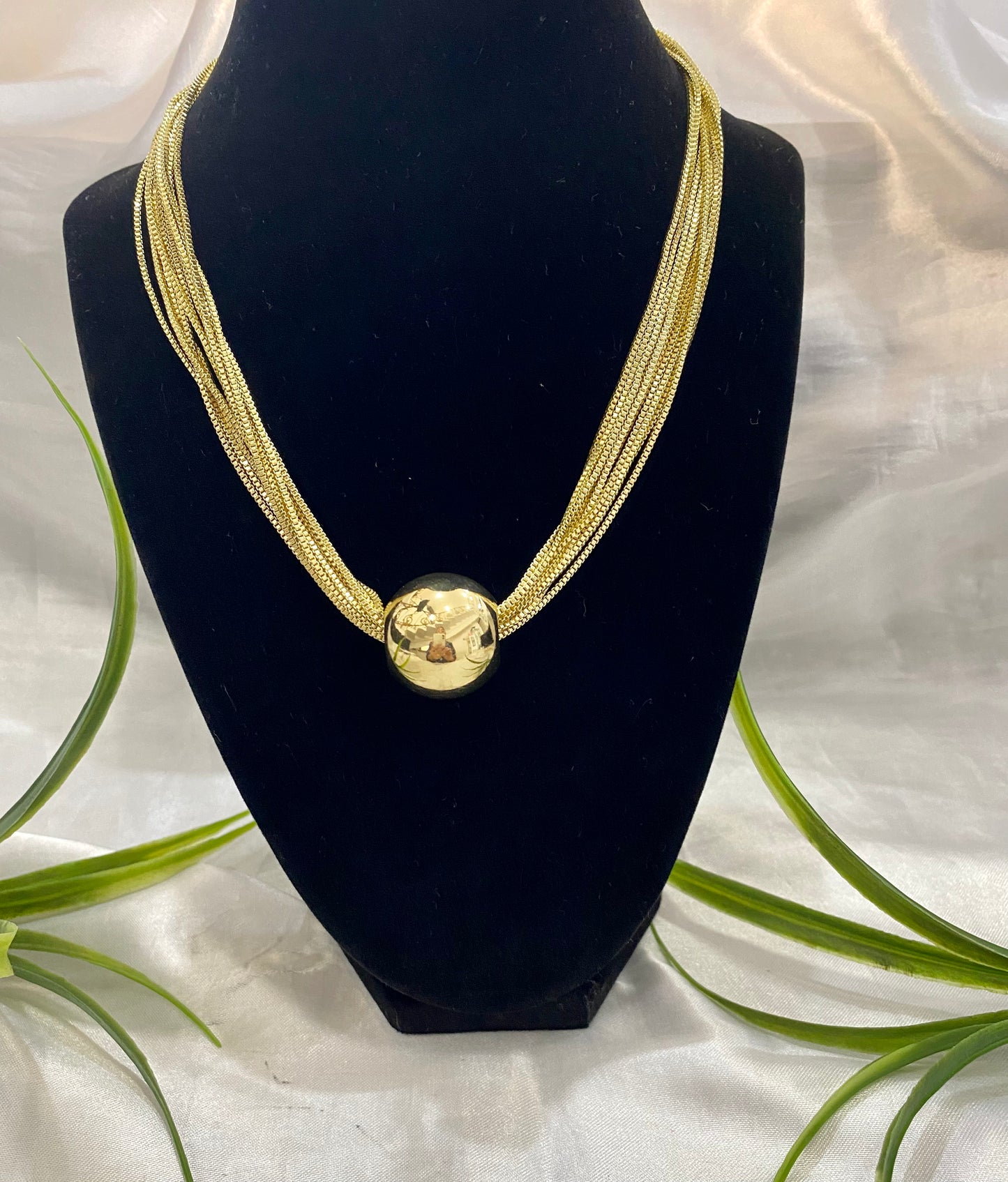 Collar con Bola en oro laminado