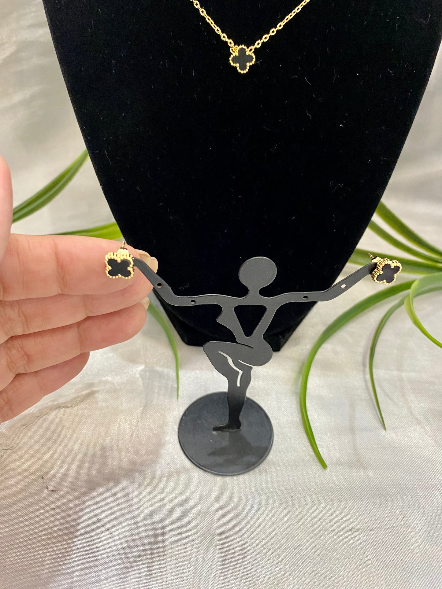 Juego de collar y aretes de trébol negro mini