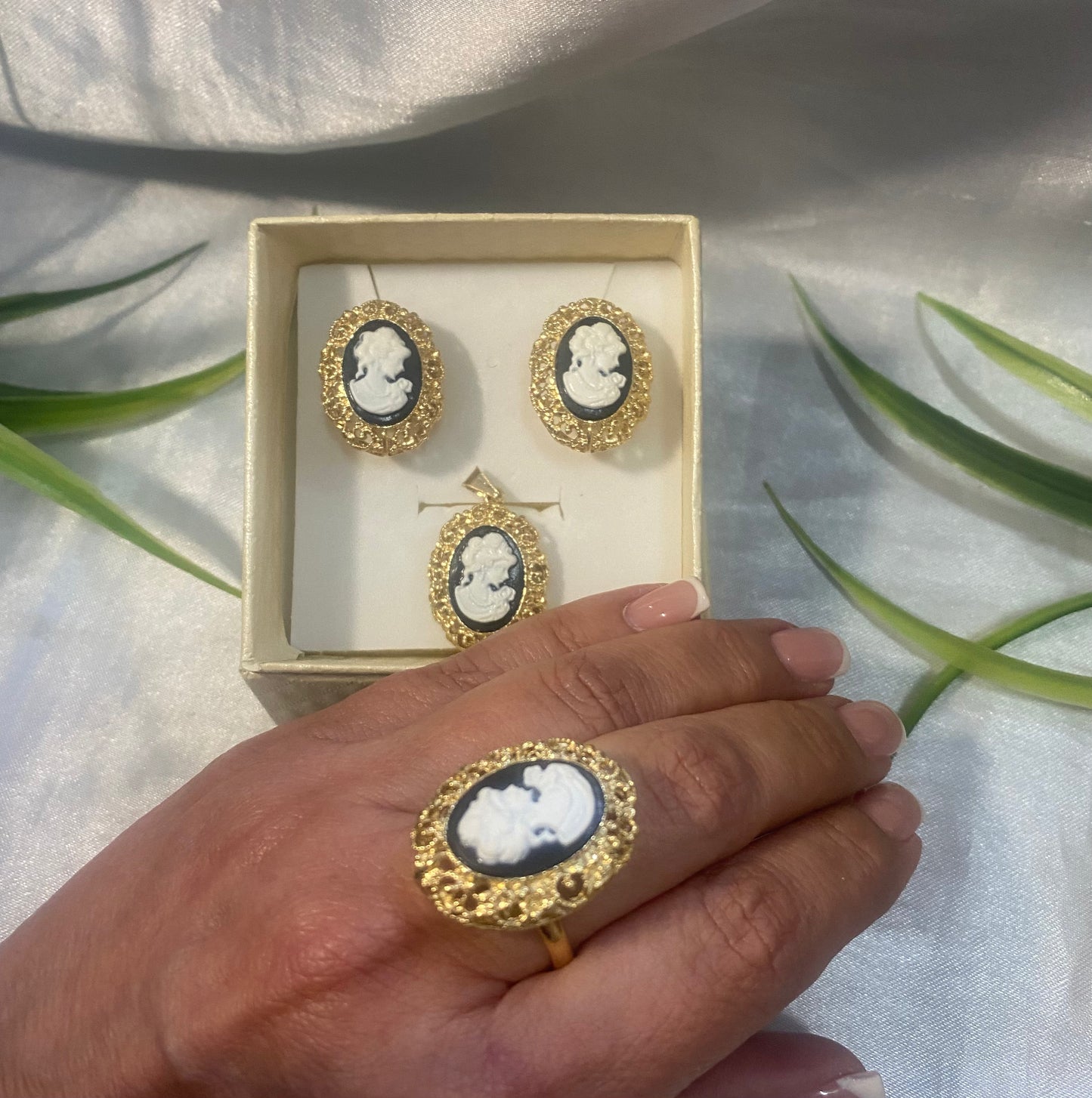 Juego de Aretes, anillo y dije dé Camafeo