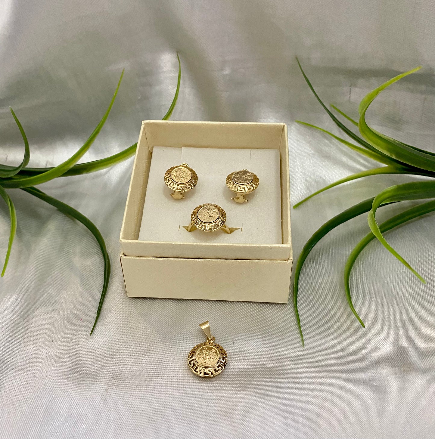 Juego de aretes, anillo y dije tipo centenario mini bicel barroco