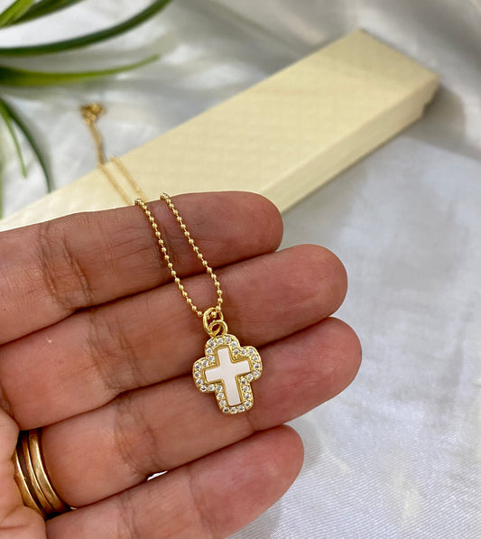 Cadena con dije cruz cuadrada chica M.P Zirconia