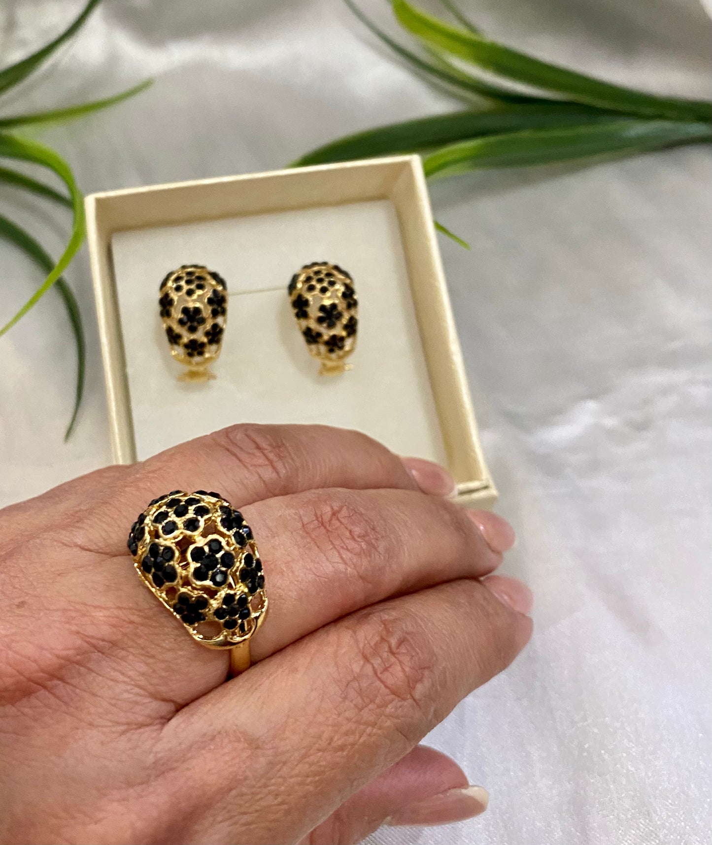 Juego de aretes y anillo cúpula flor