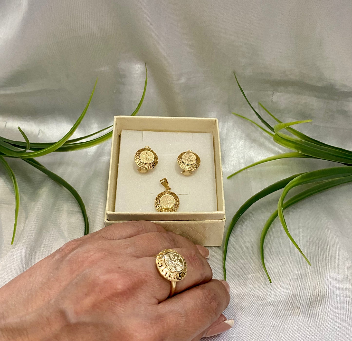 Juego de aretes, anillo y dije tipo centenario mini bicel barroco
