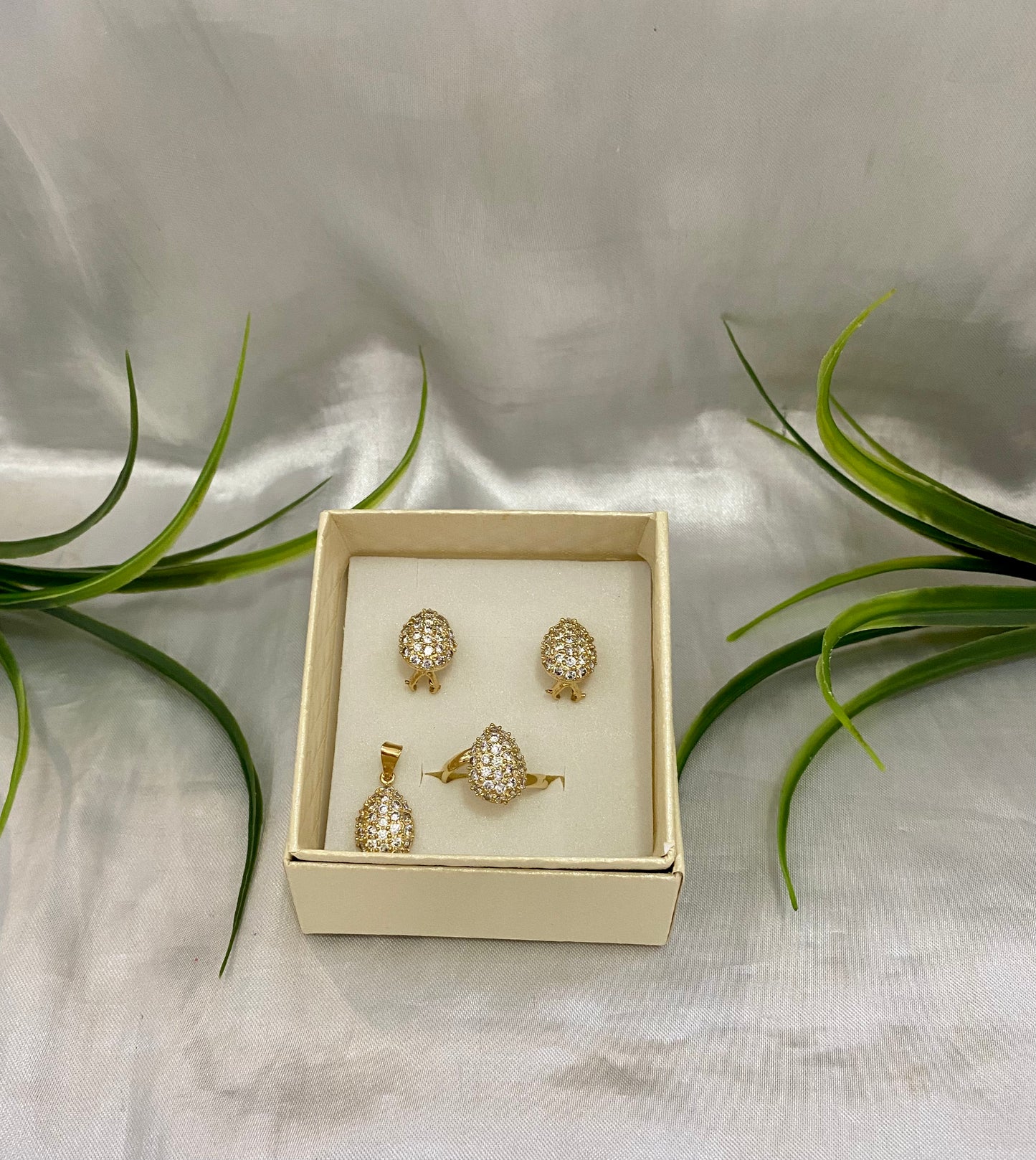 Juego de Aretes, anillo y dije en forma de gota con Zirconia