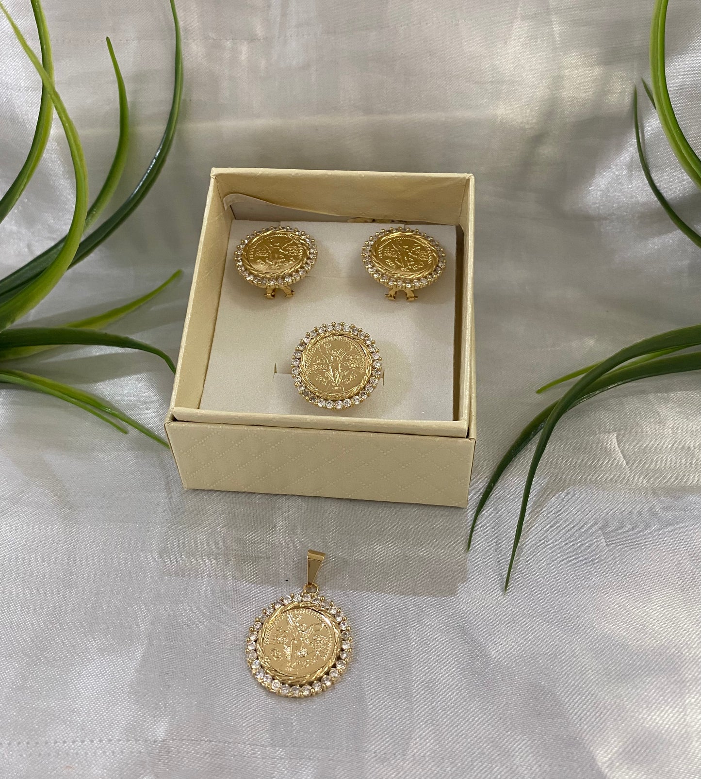 Juego de Aretes, anillo y dije tipo centenario bisel lazo Zirconia