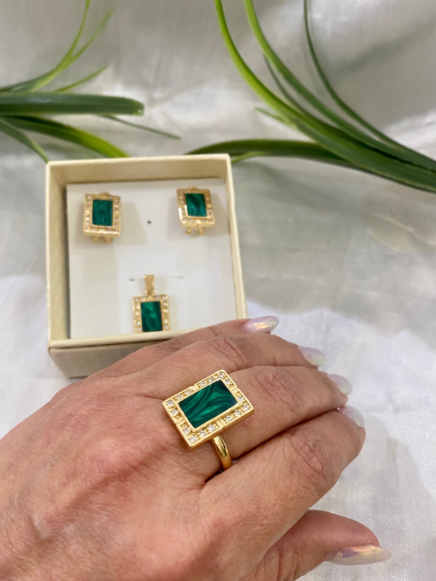 Juego de aretes, anillo y dije cuadrado con piedra y bisel Zirconia