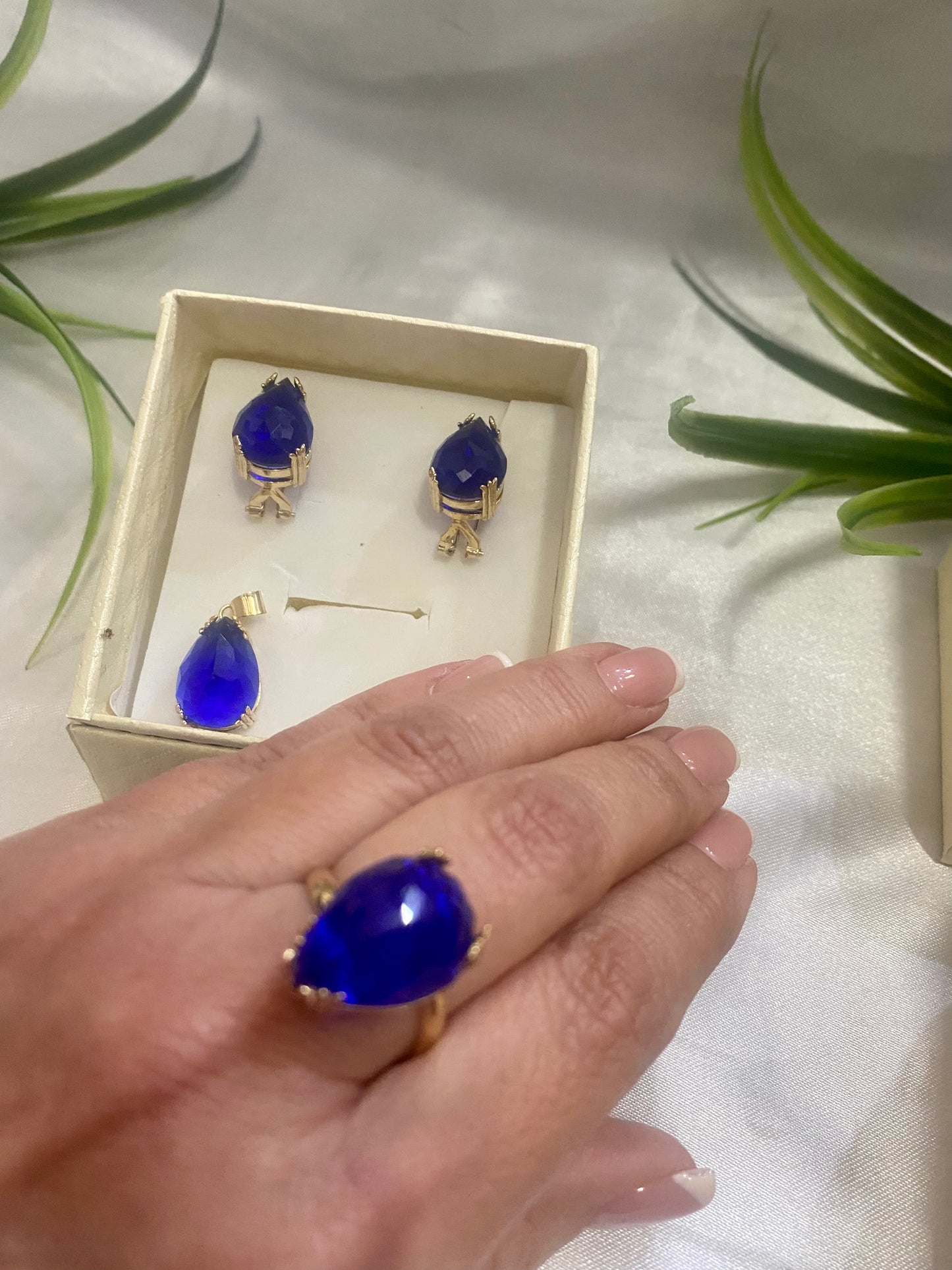 Juego de Aretes,anillo y dije de gota con uñas 18x3