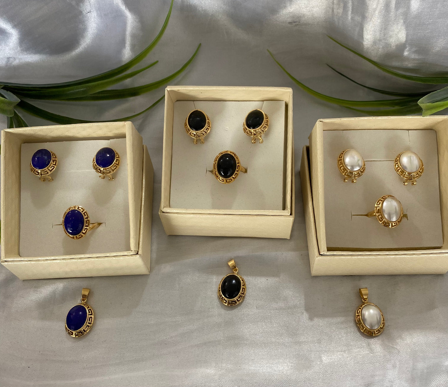 Juego de aretes, anillo y dije chapa de oro