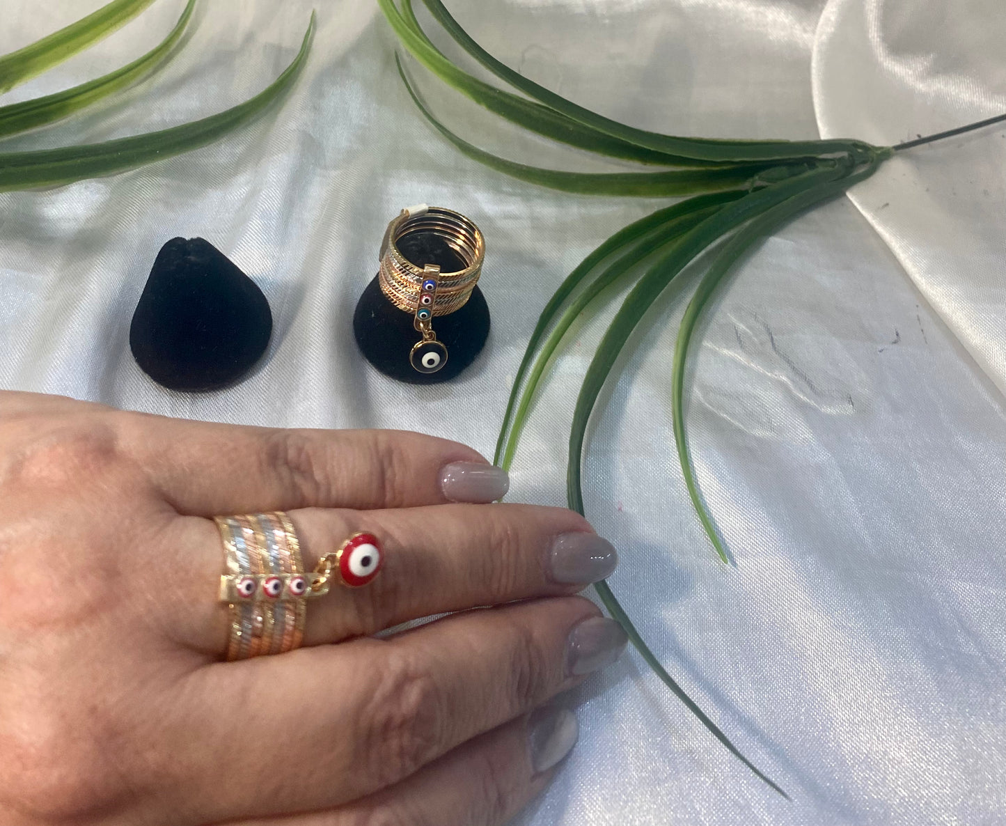 Anillo semanario florentino con ojo colgante