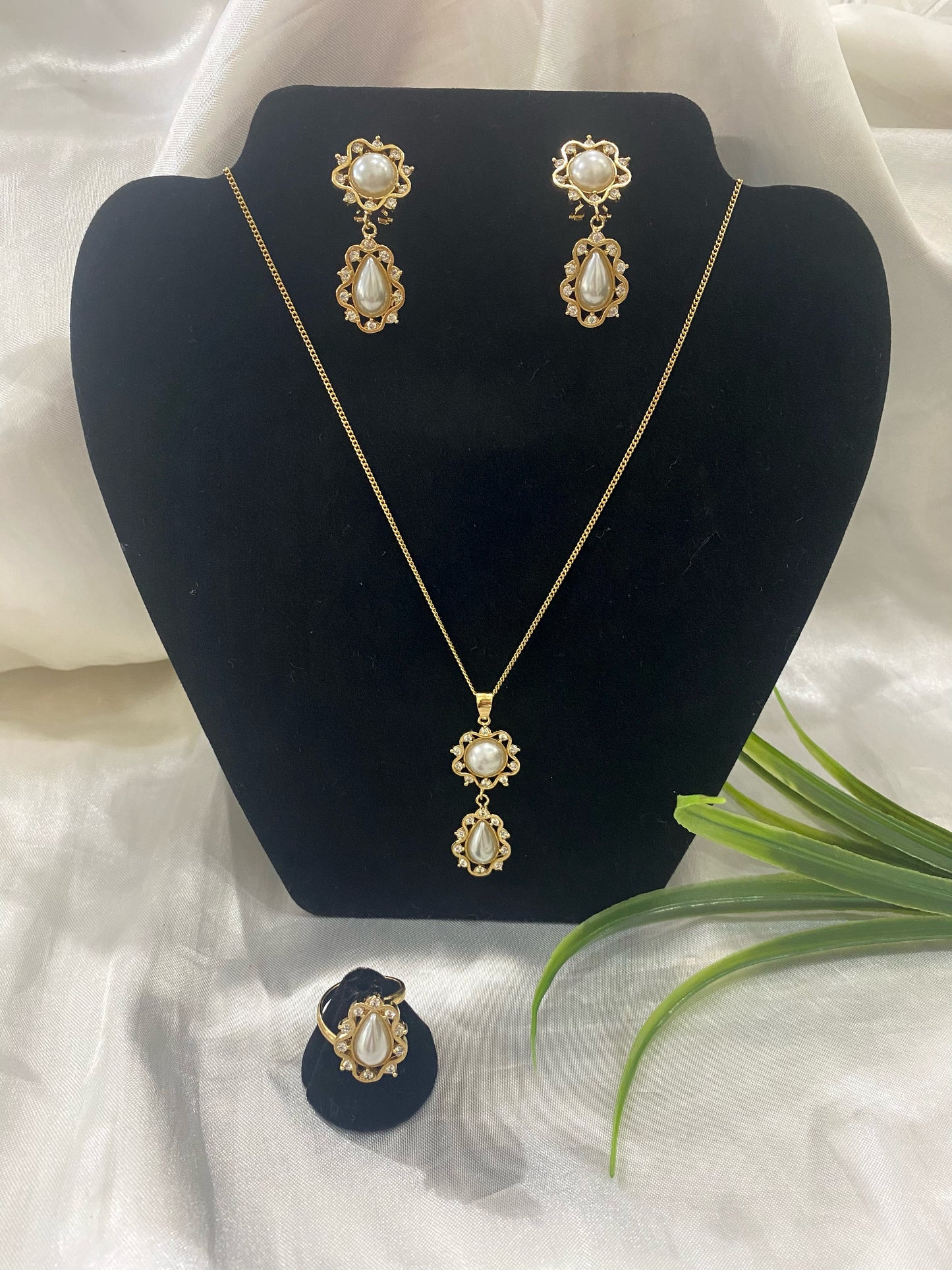 Juego collar, aretes y anillo de Perla ondas dobles