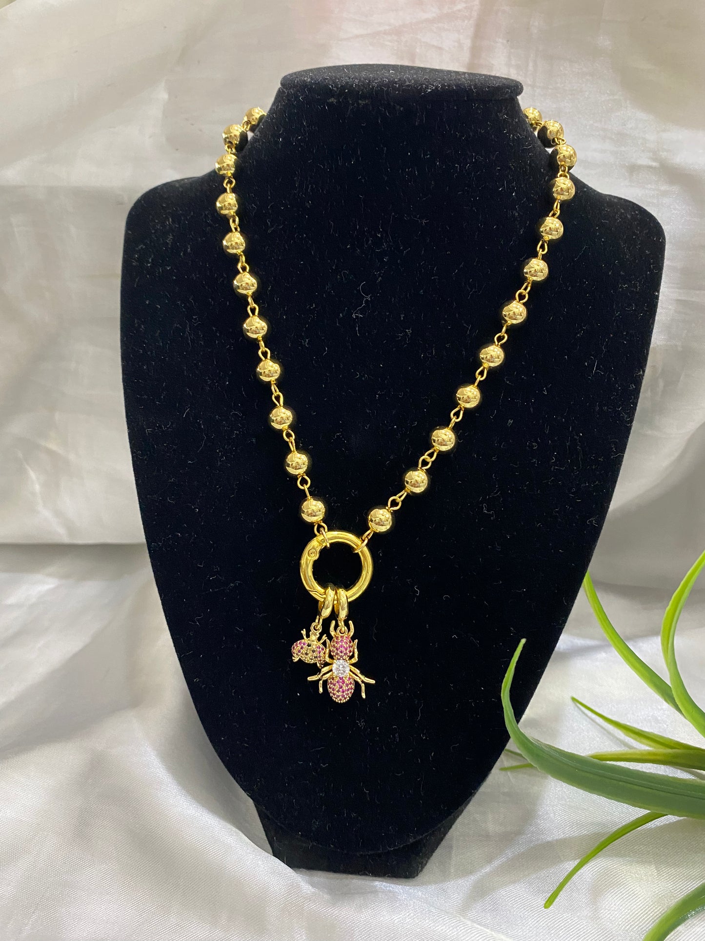 Collar de bola con dijes hormiga y catarina
