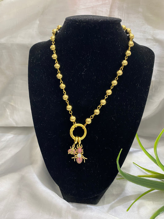 Collar de bola con dijes hormiga y catarina