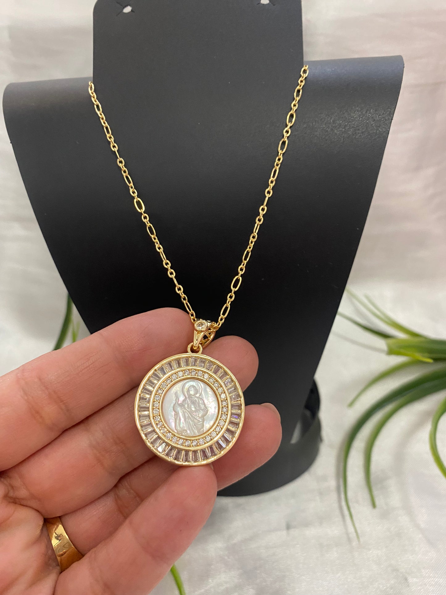Cadena con dije de San Judas en Perla madre redonda Grande