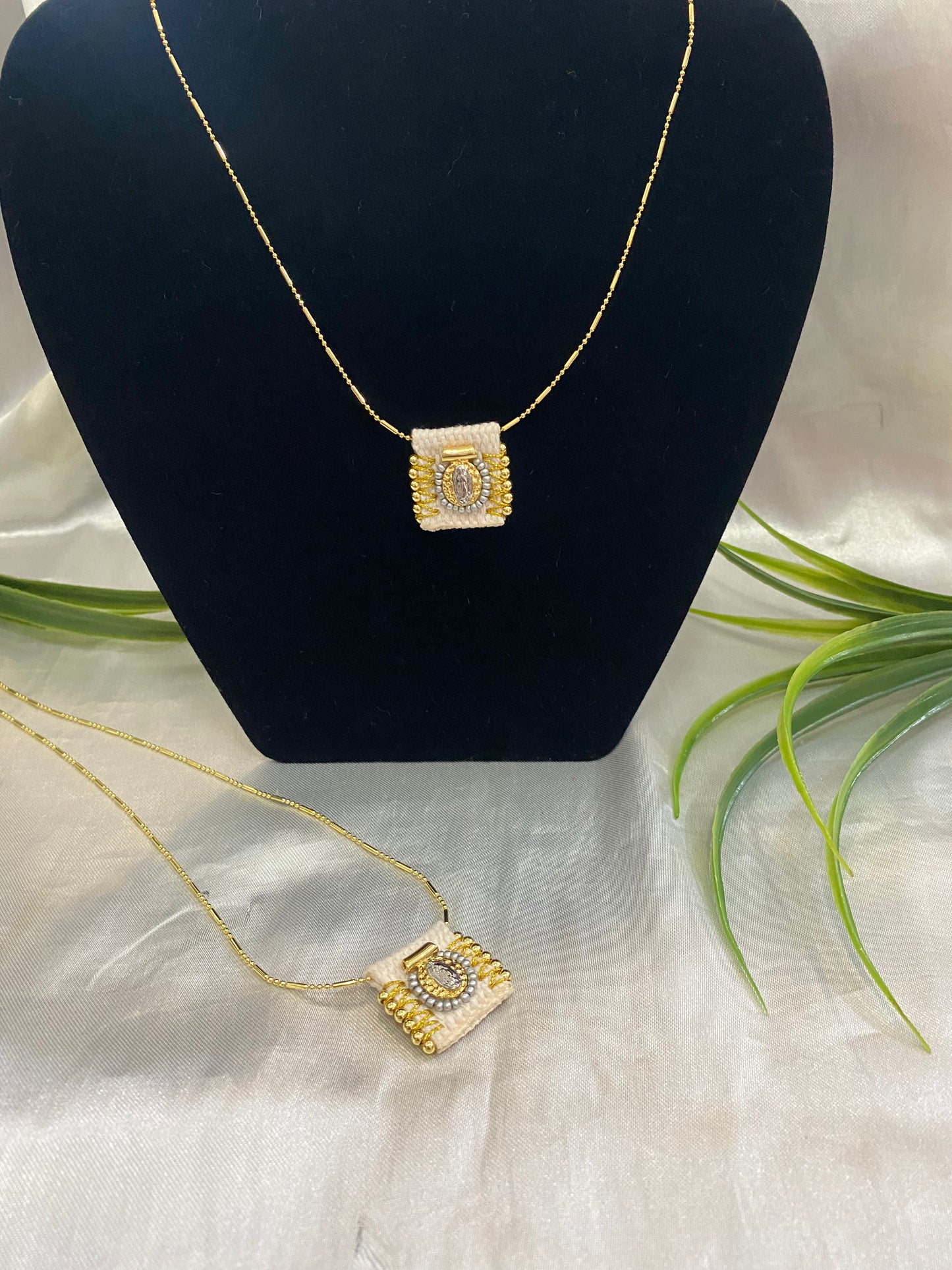 Collar tipo Escapulario de Tela con imagen de Virgen de Guadalupe