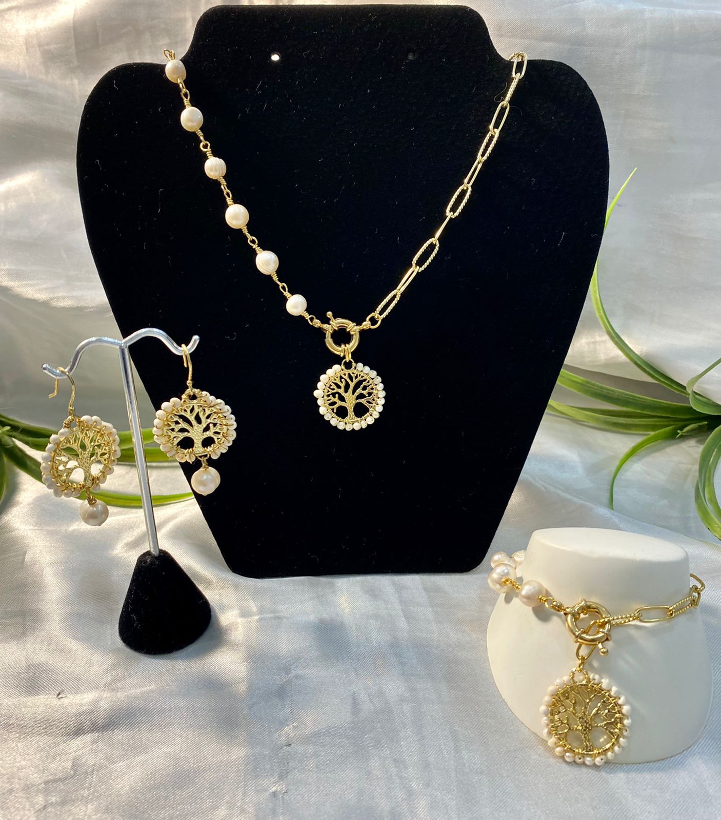 Juego de collar, aretes y pulsera con Perla de río y Dije árbol de la vida, Chapa de oro.