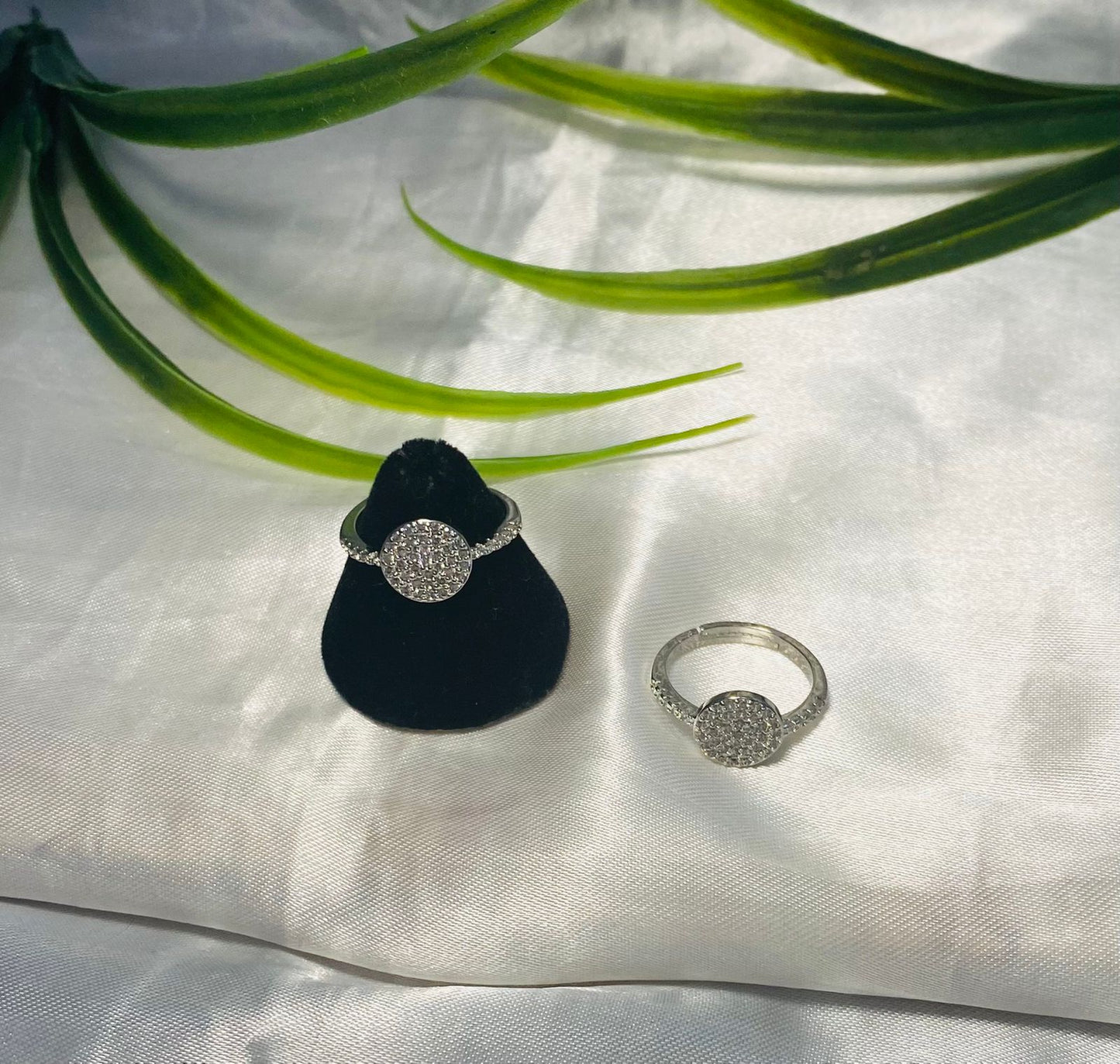 Anillo con incrustaciones de zirconia en Rodio