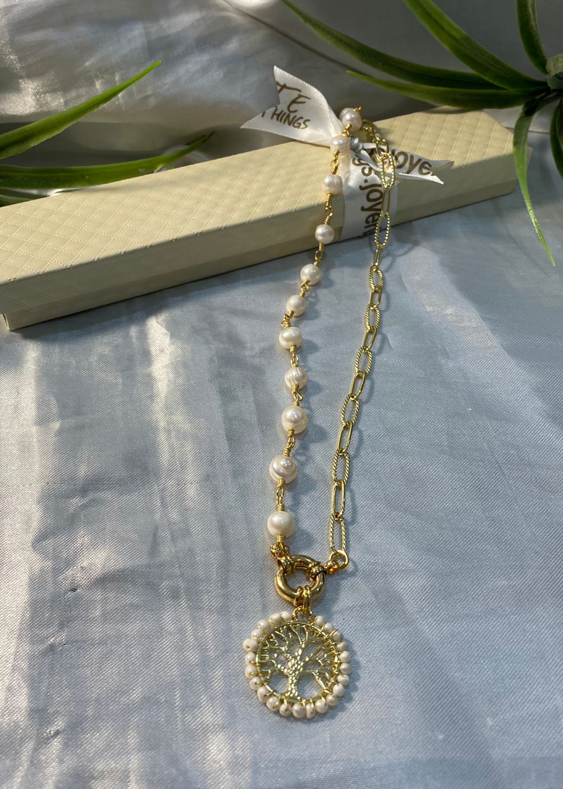 Juego de collar, aretes y pulsera con Perla de río y Dije árbol de la vida, Chapa de oro.