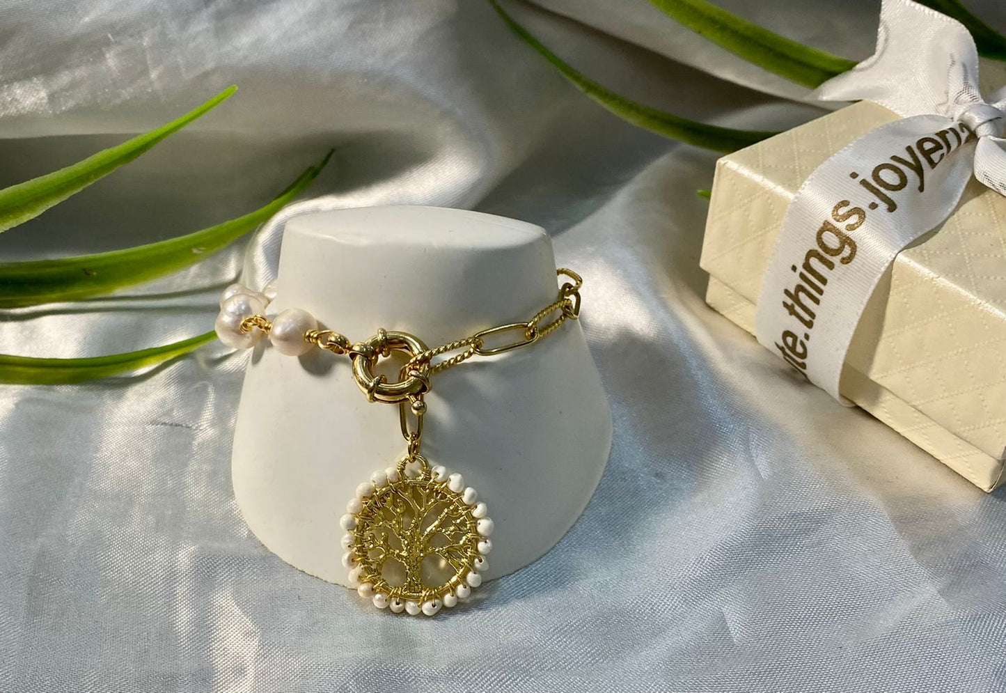Juego de collar, aretes y pulsera con Perla de río y Dije árbol de la vida, Chapa de oro.