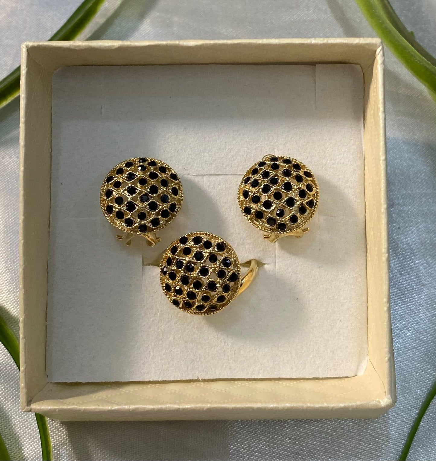 Juego de aretes y anillo con pequeñas incrustaciones de zirconia, Chapa de oro