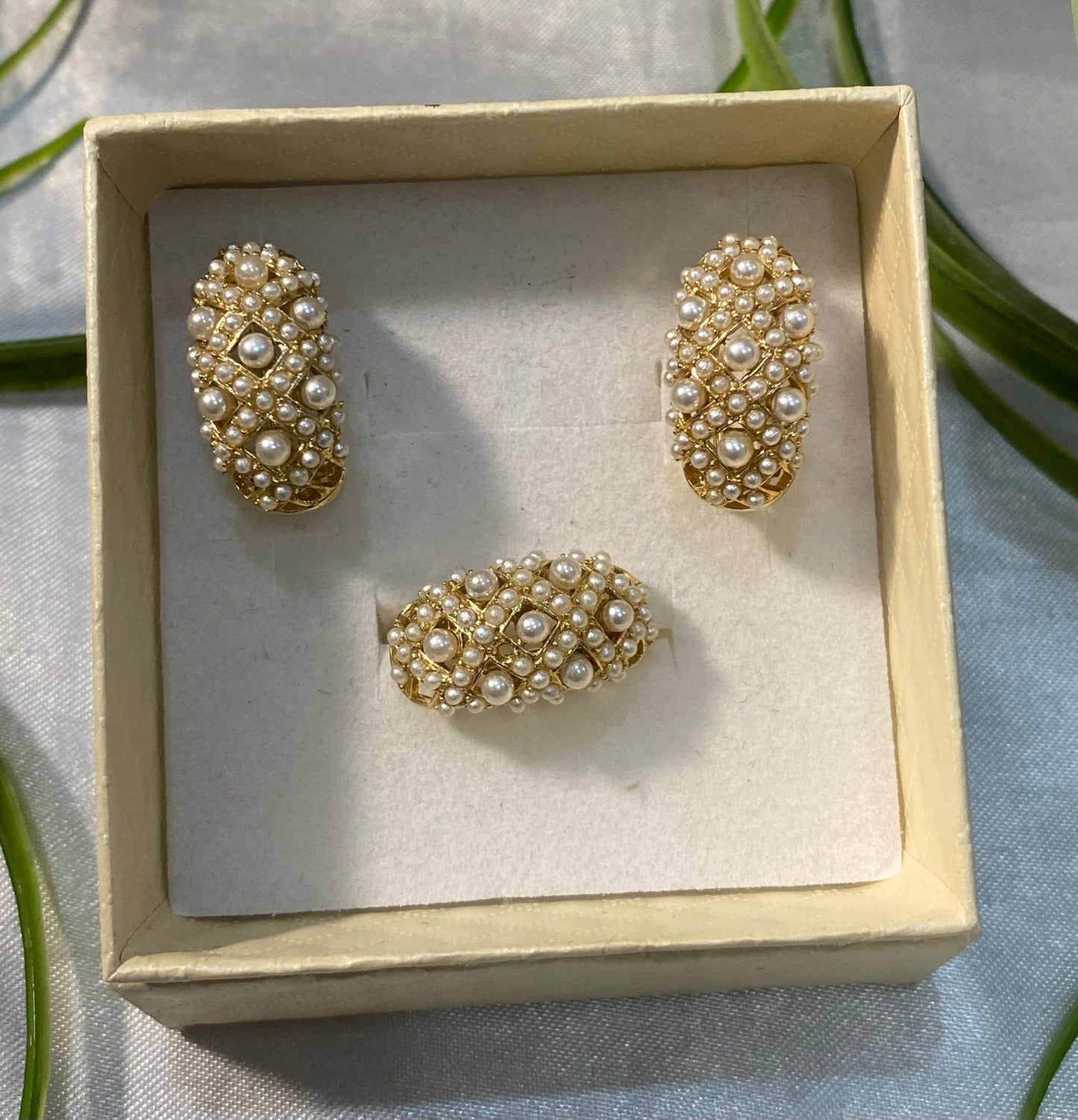 Juego de aretes y anillo con micro Perlas, Chapa de oro