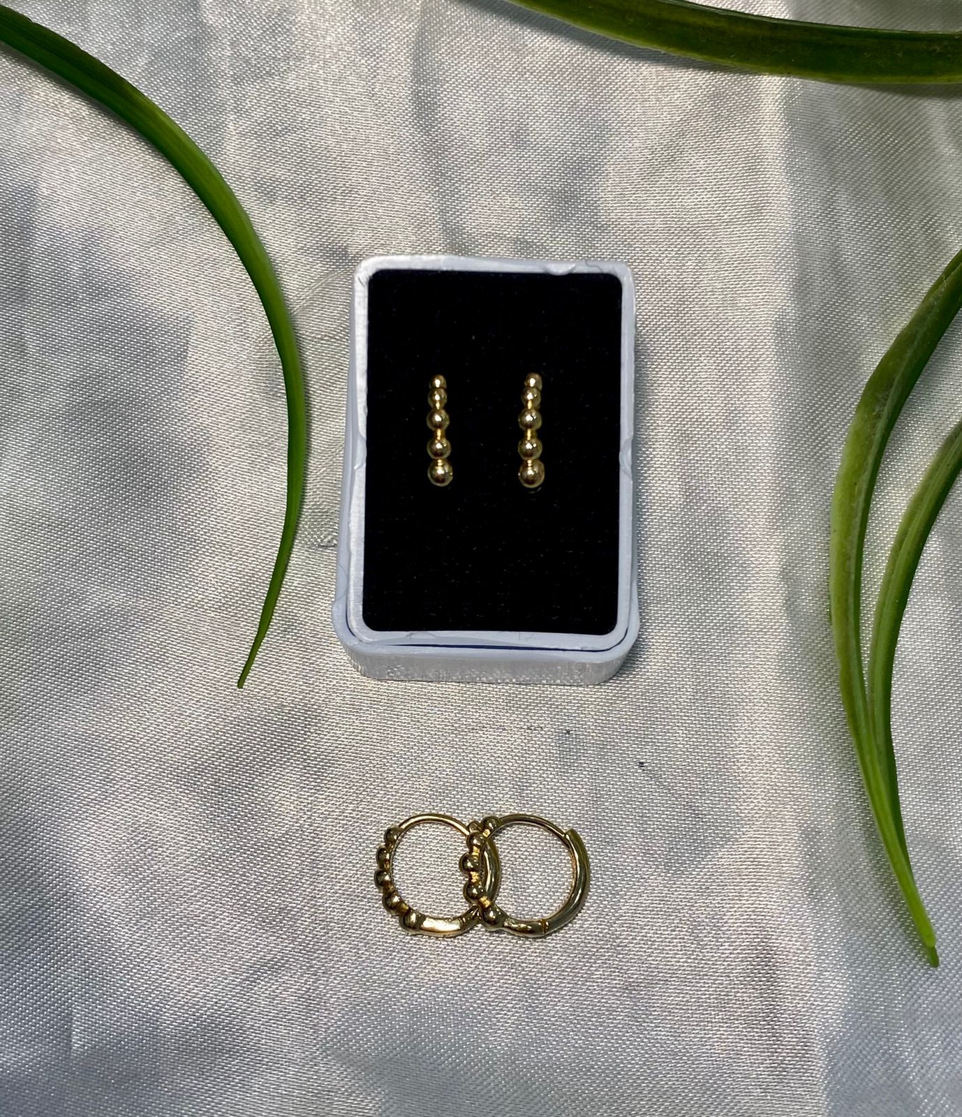 Arete tipo Huggies Chapa de oro