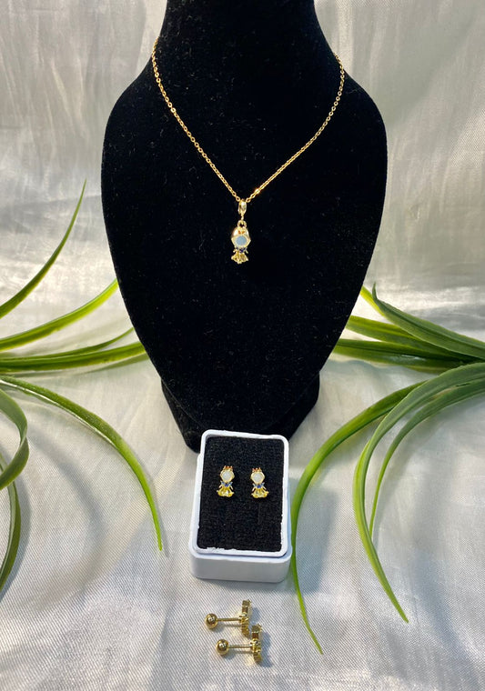 Cadena con dije de cenicienta y aretes de broquel