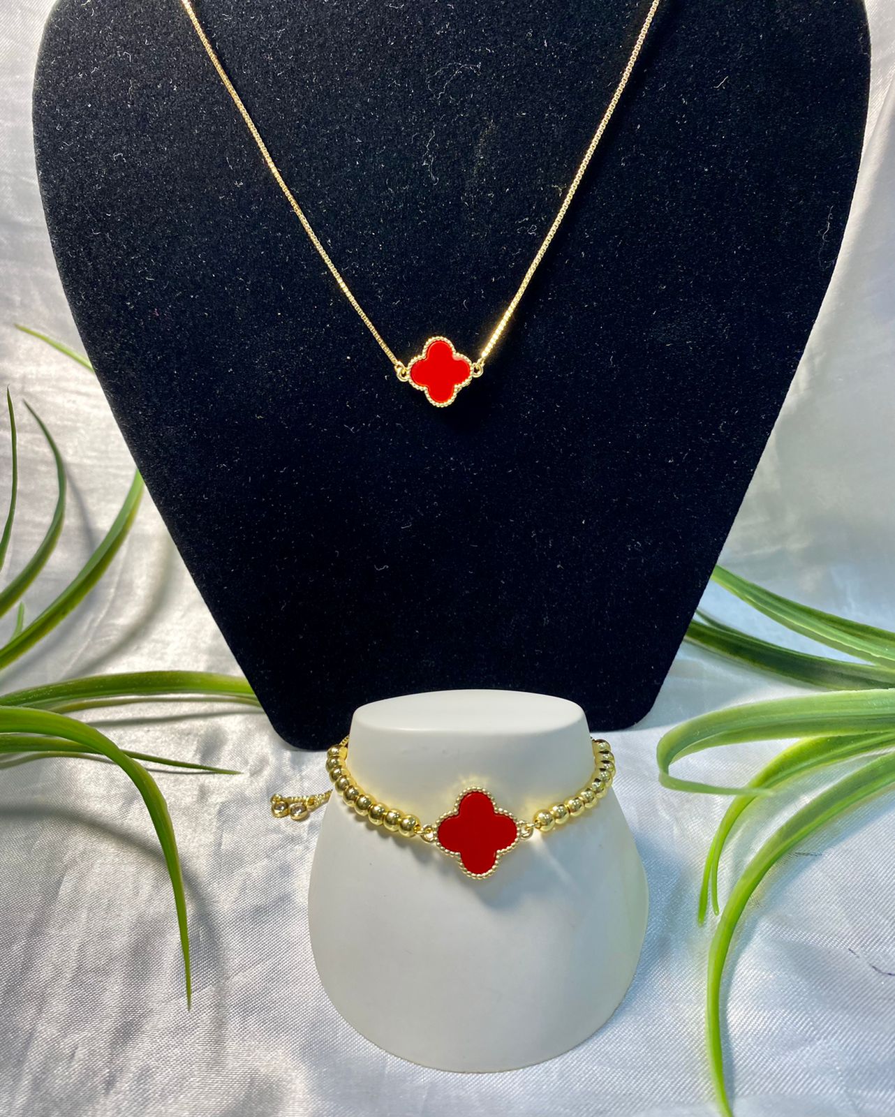 Cadena y pulsera con dije flor roja, Chapa de oro